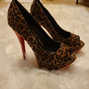 Used sz 9 cheetah print heel